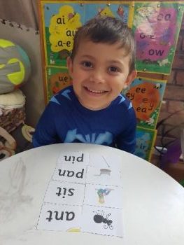 'A child matching the words and the pictures
